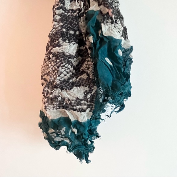 MASSIMO DUTTO SNAKE PRINT SPRING SCARF - Picture 5 of 11